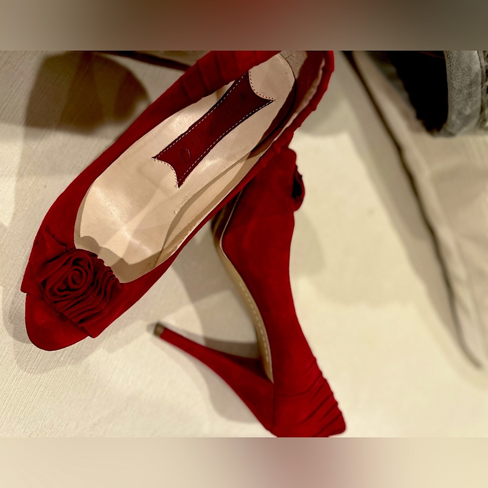 Va Va Voom! Sexy red suede pumps. Boutique 9 excellent condition